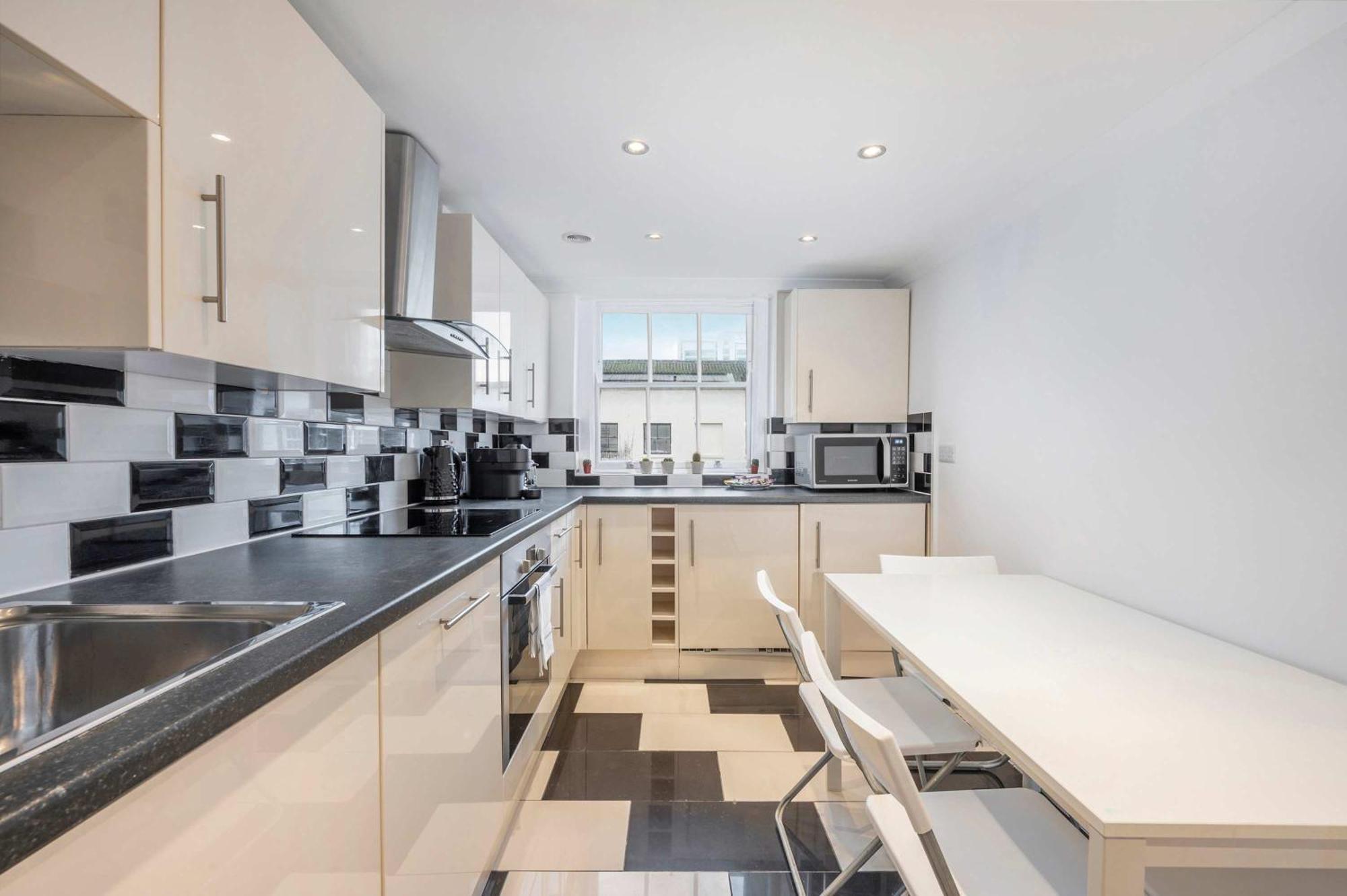 Above & Beyond - Fitzrovia - By Frankie Says Apartamento