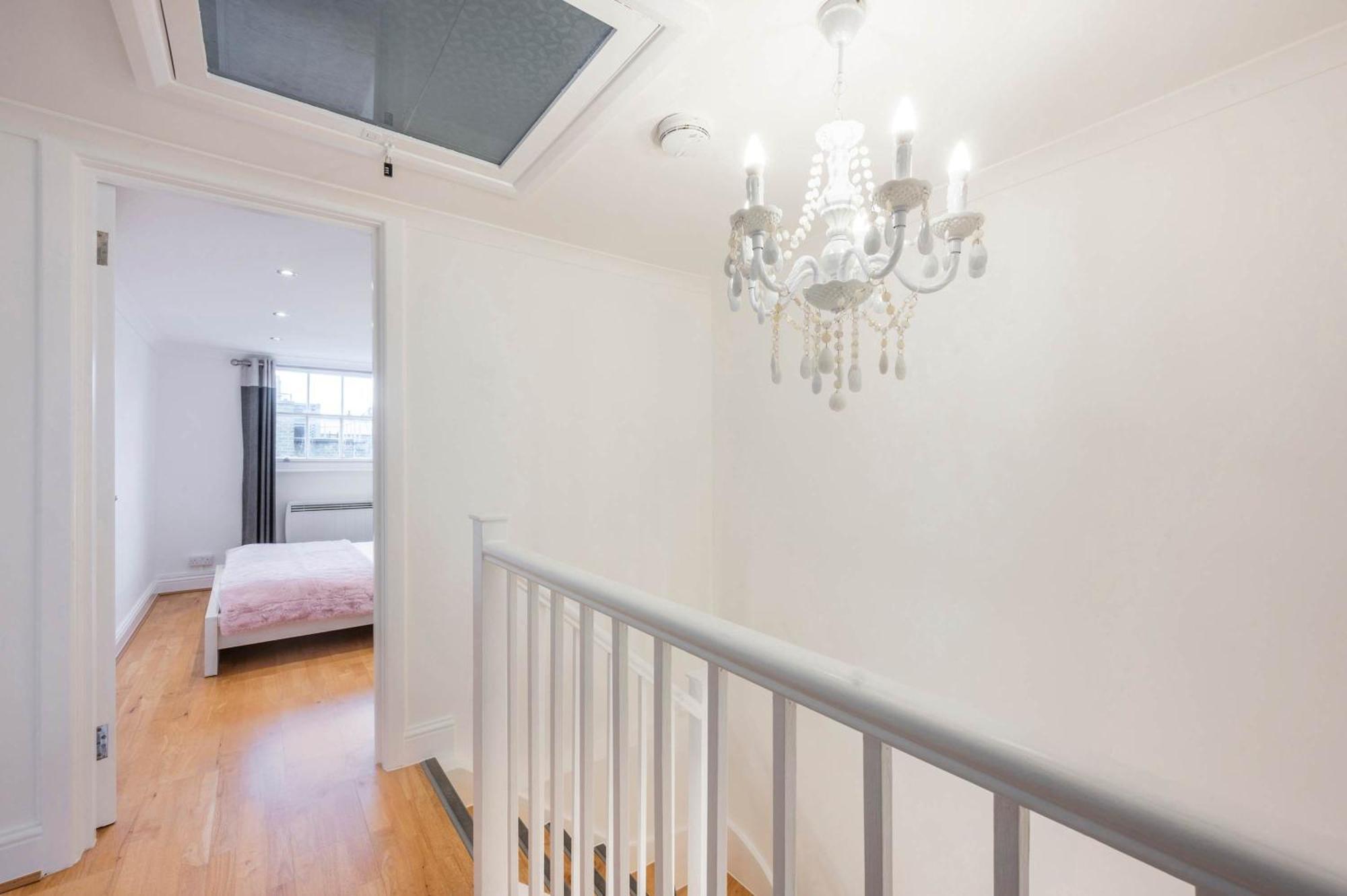Above & Beyond - Fitzrovia - By Frankie Says Apartamento